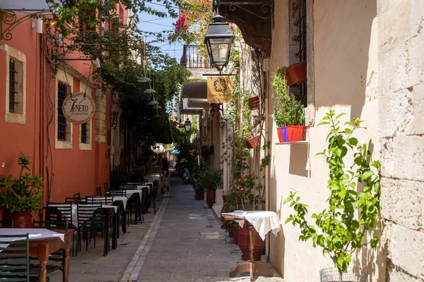 Girit 'teki Rethymnon kasabasında ağaçlar ve bitkilerle dolu dar bir ara sokak. Yüksek kalite fotoğraf