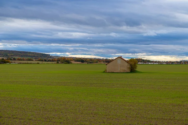 秋天有一座房子的农庄 高质量的照片 — 图库照片