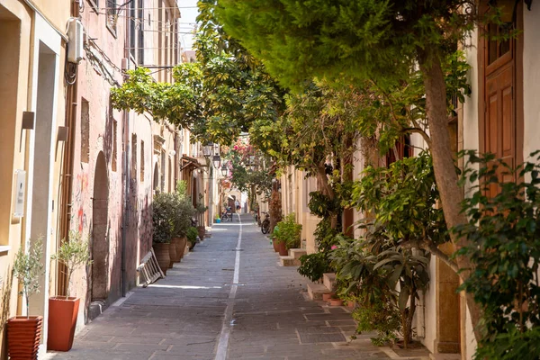 Small Narrow Alley Trees Plants Town Rethymnon Crete High Quality — Stock Photo, Image