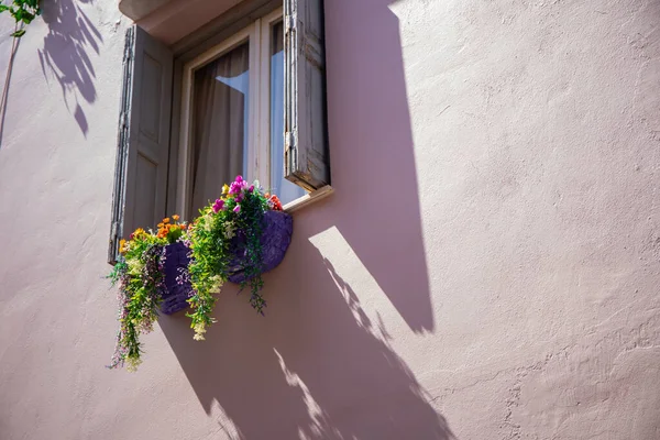 Ablak Kerettel Egy Színes Virágdoboz Egy Rózsaszín Ház Homlokzatán Rethymno — Stock Fotó