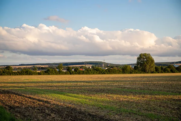 Blick Auf Ein Bauernfeld Mit Blauem Himmel Und Wolken Hochwertiges — Stockfoto