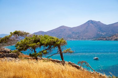 Turkuaz mavi deniz panoramik manzarası ve arka planda bir dağ. Yüksek kalite fotoğraf