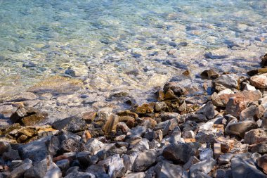 Kaba kayaları olan deniz kıyısı. Yüksek kalite fotoğraf