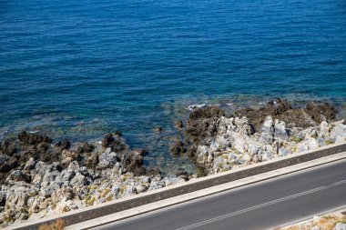 Mavi Deniz 'le kayalık bir sahilde yol. Yüksek kalite fotoğraf