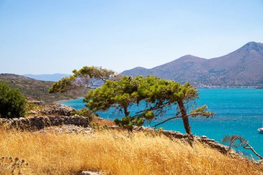 Turkuaz mavi deniz panoramik manzarası ve arka planda bir dağ. Yüksek kalite fotoğraf