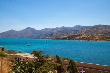 Turkuaz mavi deniz panoramik manzarası ve arka planda bir dağ. Yüksek kalite fotoğraf