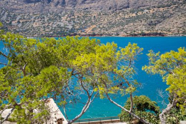 Turkuaz mavi deniz panoramik manzarası ve arka planda bir dağ. Yüksek kalite fotoğraf