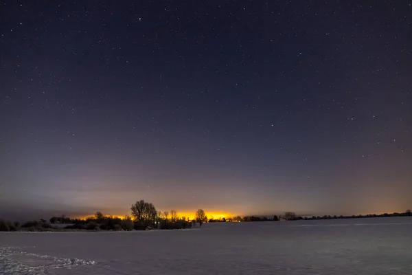 Hvězdy Panorama Noci Sněhu Oranžová Světla Města Pozadí Kvalitní Fotografie — Stock fotografie