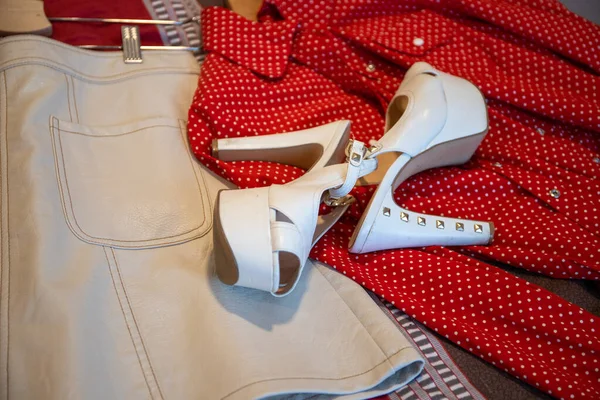 Odzież Biała Skórzana Spódnica Czerwona Bluzka Bardzo Wysokie Białe Klinowe — Zdjęcie stockowe