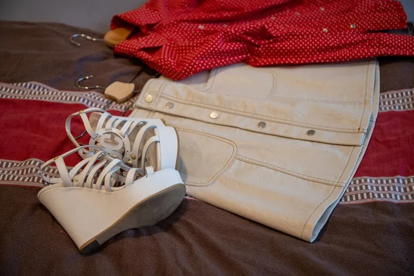 Beyaz Deri Etek Kırmızı Bluz Çok Yüksek Beyaz Topuklu Ayakkabı — Stok fotoğraf