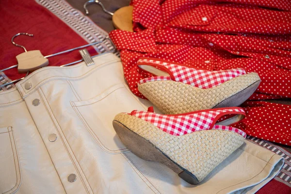 Kleding Witte Lederen Rok Rode Blouse Zeer Hoge Witte Wedge — Stockfoto
