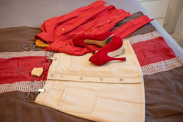 Ένδυση Λευκό Δέρμα Φούστα Κόκκινη Μπλούζα Πολύ Ψηλά Παπούτσια Τακούνι — Φωτογραφία Αρχείου