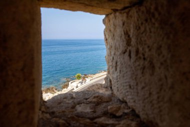 Girit, Rethymno 'daki Fortezza kalesindeki Mavi Deniz' e açılan bir duvardan görüntü. Yüksek kalite fotoğraf