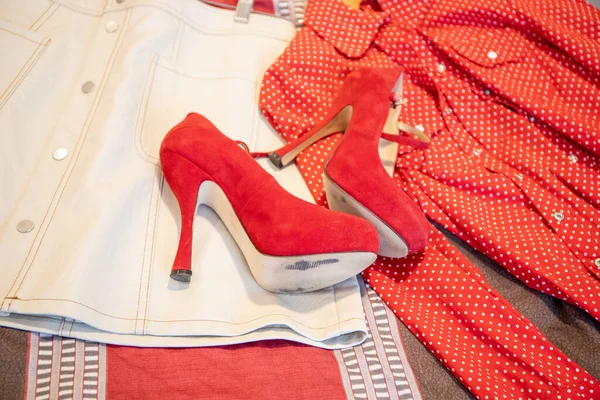 Ένδυση Λευκό Δέρμα Φούστα Κόκκινη Μπλούζα Πολύ Ψηλά Παπούτσια Τακούνι — Φωτογραφία Αρχείου