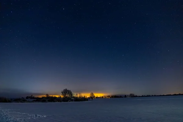 Estrelas Panorâmicas Noite Neve Luzes Laranja Uma Cidade Fundo Foto — Fotografia de Stock