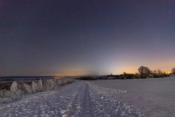 Stelle Panoramiche Notte Nella Neve Luci Arancioni Una Città Sullo — Foto Stock