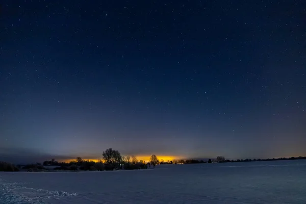 Sternenpanorama Bei Nacht Schnee Orangefarbenes Licht Einer Stadt Hintergrund Hochwertiges Stockbild