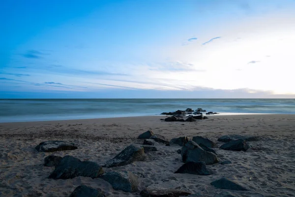 Lange Blootstelling Aan Zee Met Rotsen Het Zand Blauw Uur — Stockfoto