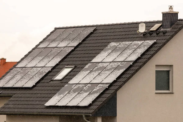 Große Solaranlage Auf Dem Dach Eines Normalen Hauses Hochwertiges Foto Stockbild