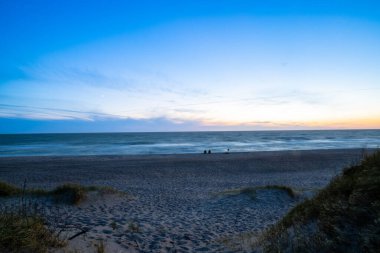 Kuzey Denizi 'nde güneş battıktan sonra sahilde mavi saat. Yüksek kalite fotoğraf