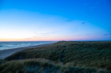 Kuzey Denizi 'nde güneş battıktan sonra sahilde mavi saat. Yüksek kalite fotoğraf