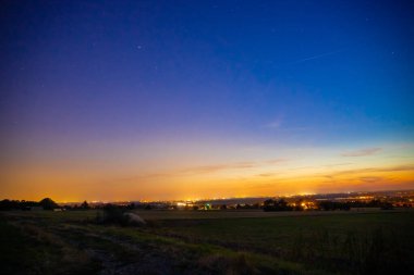 Manzaranın mavi saatinde panoramik manzara. Yüksek kalite fotoğraf