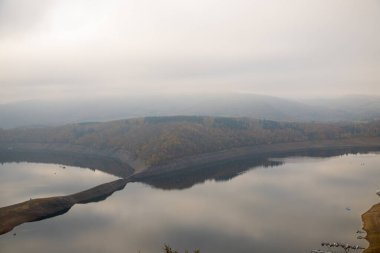 Sonbaharda bulutlu bir gölün panoramik manzarası, Edersee. Yüksek kalite fotoğraf