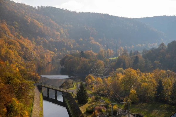 Sonbaharda bulutlu bir gölün panoramik manzarası, Edersee. Yüksek kalite fotoğraf