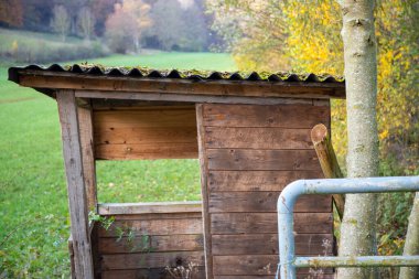 Beyaz plastik sandalyeli eski avcı standı. Yüksek kalite fotoğraf
