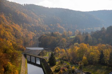 Sonbaharda bulutlu bir gölün panoramik manzarası, Edersee. Yüksek kalite fotoğraf