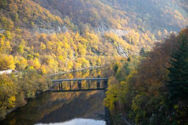 Sonbaharda bulutlu bir gölün panoramik manzarası, Edersee. Yüksek kalite fotoğraf