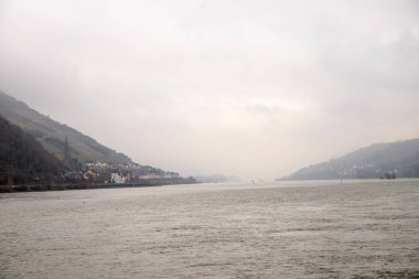 Nehir kışın, dağları ve ormanı kıyıda. Yüksek kalite fotoğraf