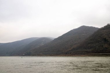 Nehir kışın, dağları ve ormanı kıyıda. Yüksek kalite fotoğraf