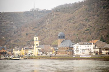 St.Goar 'daki Ren nehrinin kıyısında renkli evler. Yüksek kalite fotoğraf