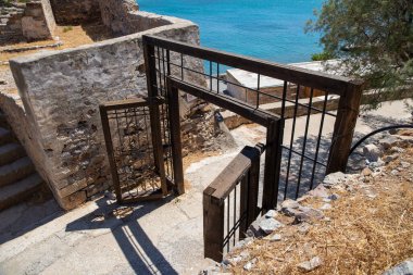 Eski Colonia lerapreta cüzzamlısının demir kapısı. Yüksek kalite fotoğraf