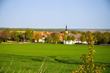 Arka planda bir köy olan Agra alanı bulanıklaştı. Yüksek kalite fotoğraf