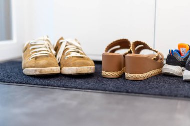 Ayakkabı ailesi, baba, anne ve çocuk ayakkabısı. Spor ayakkabı, kahverengi sandalet, çocuk ayakkabısı. Yüksek kalite fotoğraf