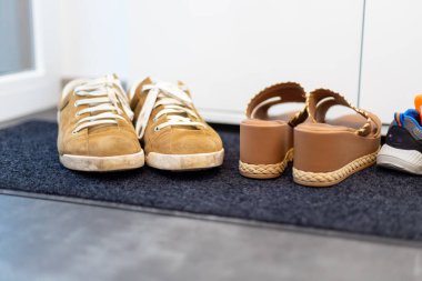 Ayakkabı ailesi, baba, anne ve çocuk ayakkabısı. Spor ayakkabı, kahverengi sandalet, çocuk ayakkabısı. Yüksek kalite fotoğraf