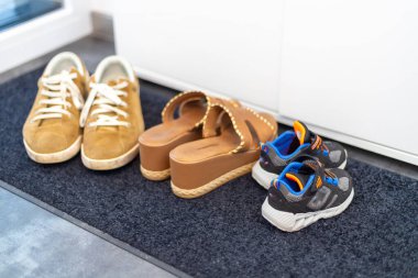 Ayakkabı ailesi, baba, anne ve çocuk ayakkabısı. Spor ayakkabı, kahverengi sandalet, çocuk ayakkabısı. Yüksek kalite fotoğraf