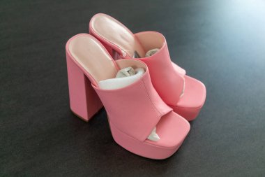 Engelli topuklu yüksek topuklar ve antrasit masasında pembeli 90 'ların katırları. Yüksek kalite fotoğraf