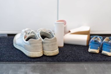 Dolabın önündeki aile ayakkabıları, erkek ayakkabıları, çocuk ayakkabıları ve yüksek topuklu ayakkabılar. Yüksek kalite fotoğraf