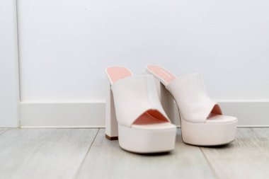 Katır gibi topuğu olan beyaz topuklu bir platformda yüksek topuklu. Yüksek kalite fotoğraf