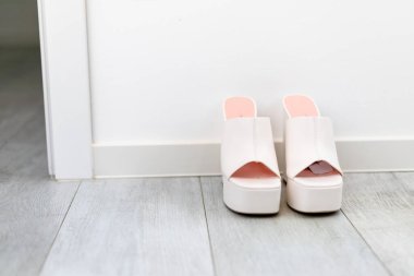 Katır gibi topuğu olan beyaz topuklu bir platformda yüksek topuklu. Yüksek kalite fotoğraf