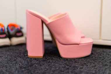 Pembe topuklu yüksek topuklu, katır gibi topuklu. Yüksek kalite fotoğraf