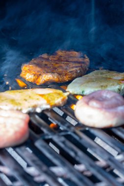 Salamura domuz bifteği ve ızgarada alevler içinde tavuk bifteği. Yüksek kalite fotoğraf