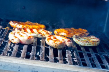 Salamura domuz bifteği ve ızgarada alevler içinde tavuk bifteği. Yüksek kalite fotoğraf