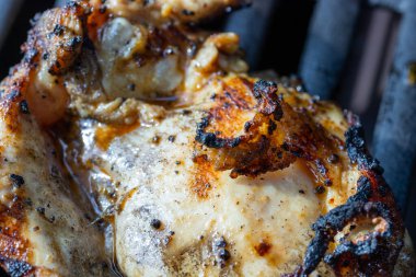 Salamura domuz bifteği ve ızgarada alevler içinde tavuk bifteği. Yüksek kalite fotoğraf