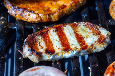 Salamura domuz bifteği ve ızgarada alevler içinde tavuk bifteği. Yüksek kalite fotoğraf