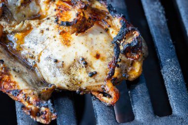 Salamura domuz bifteği ve ızgarada alevler içinde tavuk bifteği. Yüksek kalite fotoğraf