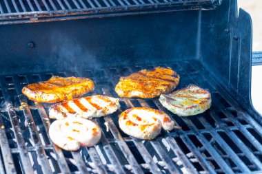 Salamura domuz bifteği ve ızgarada alevler içinde tavuk bifteği. Yüksek kalite fotoğraf
